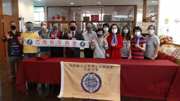 巴西臺灣商會與世界華人工商婦女企管協會巴西分會共同舉辦發放防疫物資活動，兩會共計有100位會員前來領取醫療口罩及防護面罩。