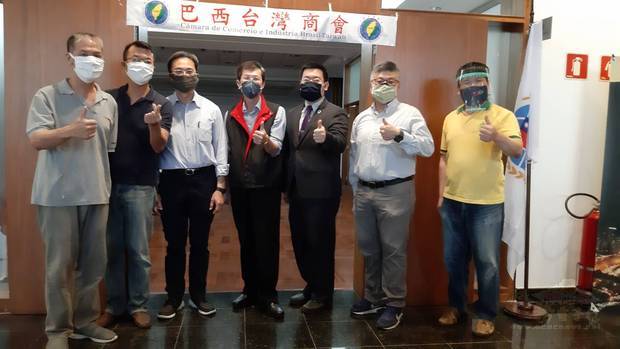 詹前校(右3)、周世鴻(右2)與惠翊德(左4)及重要幹部合影,勉勵大家共同抗疫、度過艱困疫情。