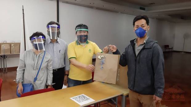 巴西臺灣商會共有46位會員前來領取防疫物資，每位可以領取50片醫療口罩及4個防護面罩。
