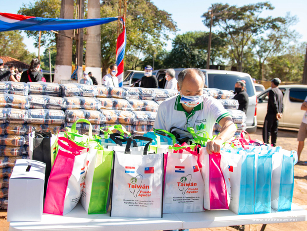 僑界志工分工合作將2,000份紓困營養袋分送到上巴拉那省低收入家庭手中。