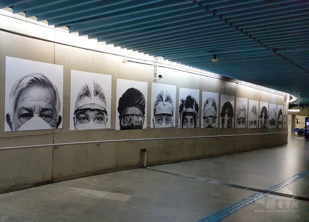 在聖保羅市地鐵車站走道上的宣傳圖片。