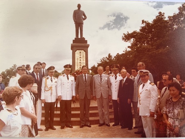 李登輝當時副總統任內，率團訪問巴拉圭，並到史托斯納爾總統市（現今的東方市）蔣公記念公園內主持銅像的揭碑儀式，並與僑胞們會面寒暄。