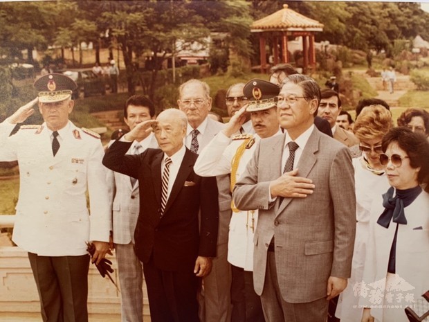 李登輝當時副總統任內,率團訪問巴拉圭,並到史托斯納爾總統市(現今的東方市)蔣公記念公園內主持銅像的揭碑儀式,並與僑胞們會面寒暄。