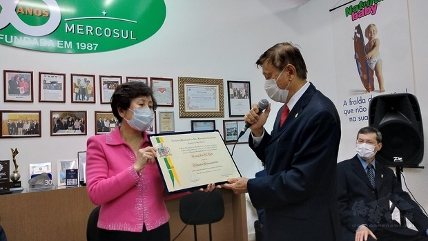 聖貝爾納多杜坎普市議員暨經濟、勞工及觀光發展局長Hiroyuki Minami(右)代表該市市議會頒贈榮譽市民證書予洪呂麗月。