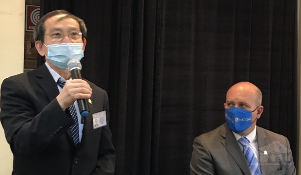 陳守永致詞感謝Alex Mognon(右)代表聖貝爾納多杜坎普市政府頒發榮譽社團等殊榮。