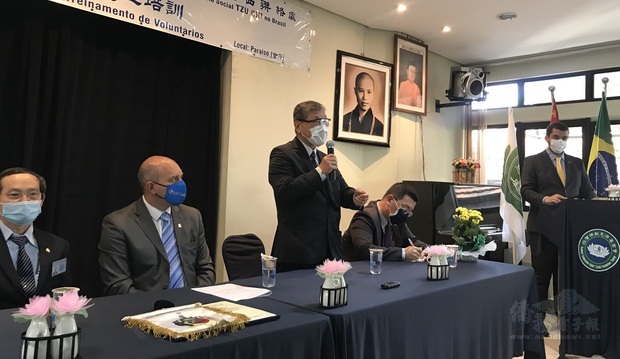 林合省(手持麥克風者)期許臺灣佛教慈濟基金會巴西聯絡處能夠關懷更多巴西弱勢族群，並且希望有更多巴西民眾加入慈濟志工的行列。