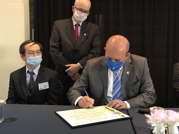 Alex Mognon(右)代表簽署榮譽社團證書，象徵聖貝爾納多杜坎普市政府與臺灣佛教慈濟基金會巴西聯絡處的合作關係未來將更加緊密。