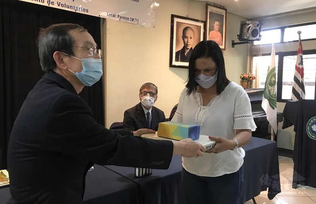 陳守永(左)代表致贈筆記型電腦與智慧型手機給予哥季亞市甘比尼亞小學，協助偏鄉學校推動線上教學，讓貧困學童不會因為新冠肺炎疫情影響孩童的學習。