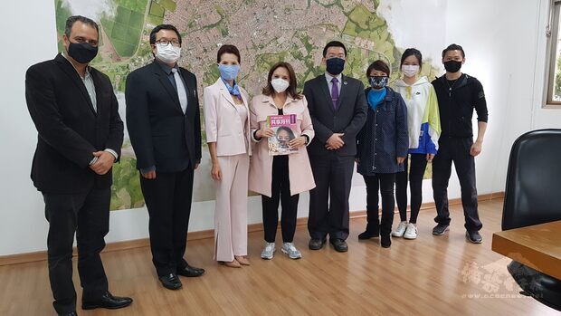 眾人於拜會市政府行程尾聲合影留念，Maria José Vieira de Camargo市長(左4)再次感謝臺灣僑社於疫情期間捐贈物資予該市慈善機構。