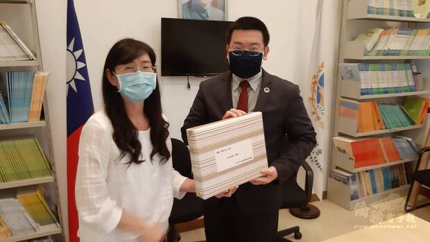 趙士縈(左)致贈禮物給詹前校，感謝文教中心的支持及協助。