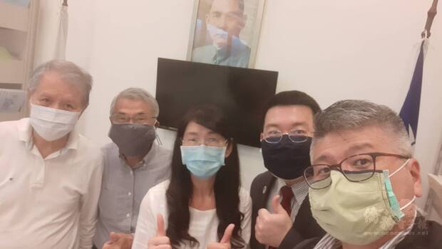 (左起)陳新苗、廖世秉、趙士縈、詹前校、周世鴻合影留念，慶祝線上教學課程順利結束。