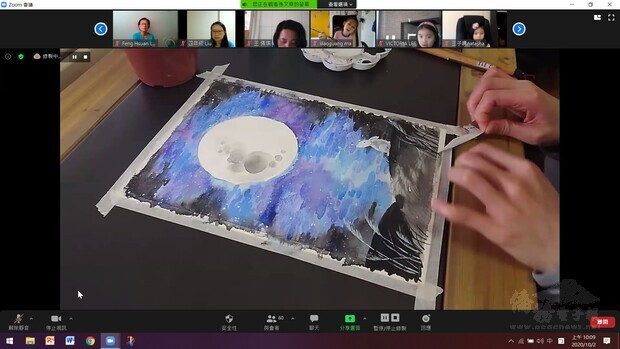 孫文章帶領學生體驗以渲染技巧繪製月夜的美術創作,共同歡度不一樣的中秋佳節。