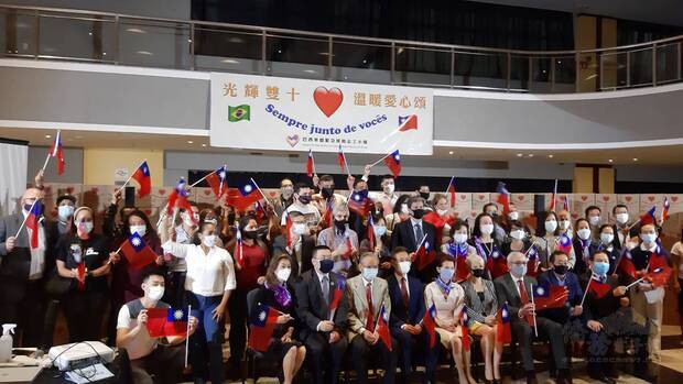 捐贈活動結束後，出席貴賓與僑界代表大合照，手中揮舞臺灣國旗，共同慶祝雙十國慶。