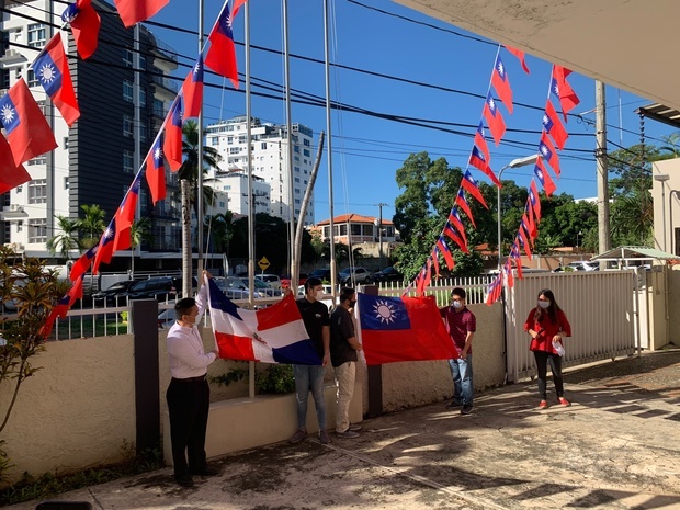 由僑青手持中華民國國旗與多明尼加國旗預備升旗。