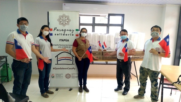 恩卡納西翁僑界關懷救助協會會長黃銀河(右2)偕協會幹部代表臺灣慈善基金前往捐贈大眾食堂所需物資。