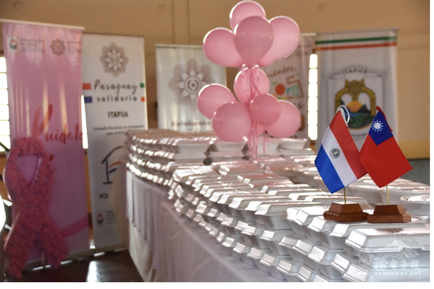 發放現場放置巴拉圭與臺灣國旗，展現兩國在協助人民防疫紓困上的合作。