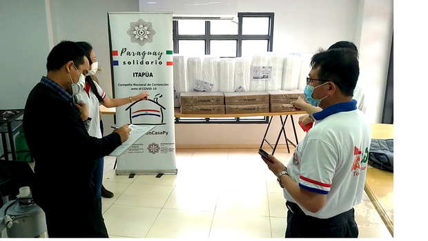 黃銀河與省府同仁點交捐贈物資。