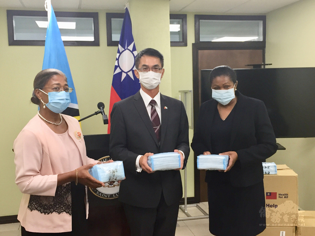 駐聖露西亞大使陳家彥（中）代表北美洲台灣商會聯合總會捐贈3萬片醫療用口罩，協助聖露西亞當地防疫。聖露西亞衛生福利部長艾薩克（左）及第二外長佛拉德波布倫（右）代表接受。（聖露西亞大使館提供）