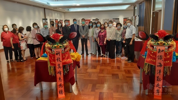 現場來賓在兩隻臺灣傳統獅頭的喜氣揭幕合影，呼應本次線上成果展的主題。