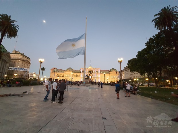 阿根廷降半旗三日國殤紀念足球傳奇迪亞哥馬拉度納，在總統府追思會當日傍晚的五月廣場，不忍離去的民眾們。