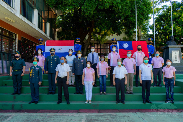 亞松森中華會館舉辦慶祝110年元旦升旗典禮,為避免群聚,首度以線上直播方式進行,沒有開放一般民眾進場。