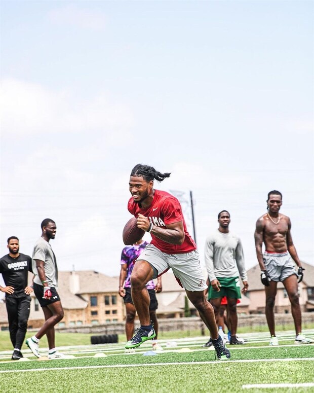 全美大學體育聯盟(NCAA)美式足球冠軍賽由阿拉巴馬大學紅潮隊奪冠,陣中台裔加拿大籍選手梅奇三世(圖前中)的台灣淵源受到外媒矚目。