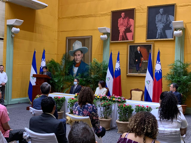 尼加拉瓜外交部長孟卡達頒授我駐館同仁荷西．德．馬可雷達領綬勳章