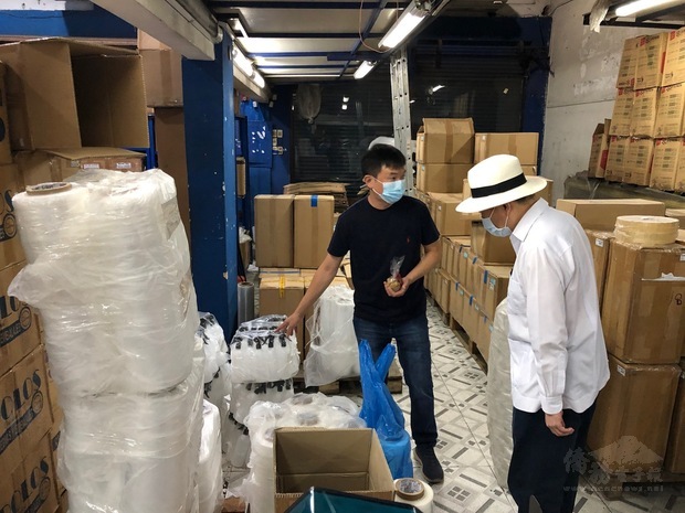 臺商業者向韓志正(右)介紹自家生產的包裝材料與塑膠製品。