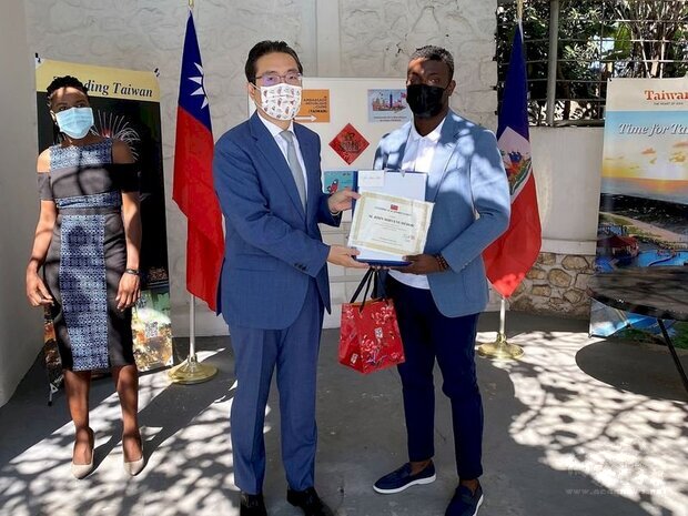 駐海地大使古文劍（前左）舉行路牌設計比賽，藉此宣傳台灣，獲得海地民眾在網路上熱烈回應。（駐海地大使館提供）