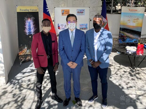 海地青年梅鐸壯（John Mirvens MEDOR）（右）、方彼森（Peterson FANFAN）（左）投稿中華民國台灣駐海地大使館舉行的路牌徵選獲獎。駐海地大使古文劍頒發獎狀與獎品。（駐海地大使館提供） 