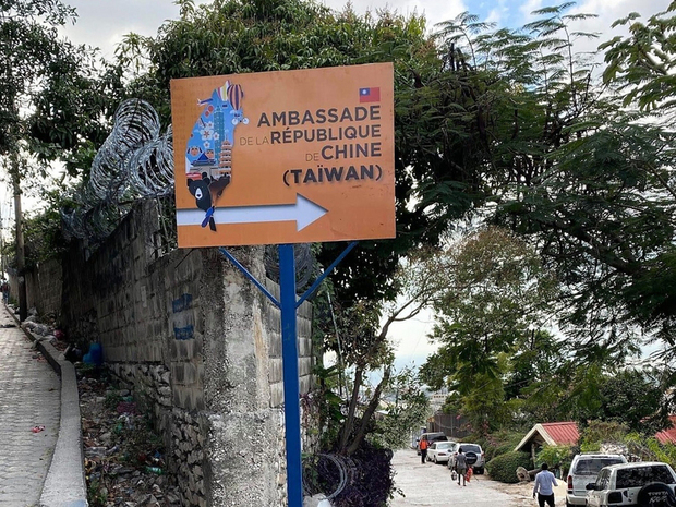 中華民國台灣駐海地大使館日前為了更換路牌，發揮創意向海地民眾徵求設計稿件，圖為勝出作品。（駐海地大使館提供）