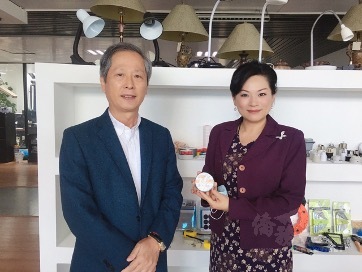 張幼慈代表與游榮譽會長信誠在T&C公司台灣產品展示區合影