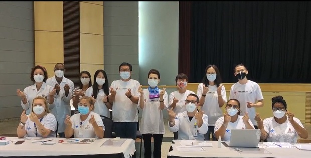 支黃秀莉組長(後排右四)和志工組組員,醫護人員合影