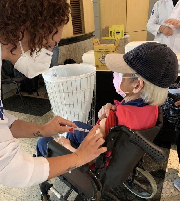 僑胞依序接受施打疫苗