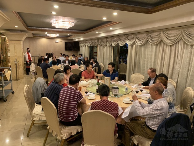 廣東同鄉會餐會席開3桌促進使館人員與僑胞互動晤談