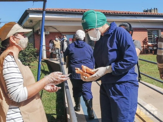 四月份第一週，由伊省省府自願者代為發放巴拉圭傳統美食Chipa，給勞保醫院內醫護人員，將來自臺灣僑胞的愛心，給予他們一份溫暖的力量。