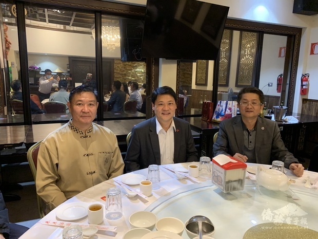 鄭大使(中)與劉僑務諮詢委員(右)及邱會長(左)同桌餐敘