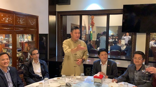 臺灣商會會長邱錦富主持餐會致詞情形