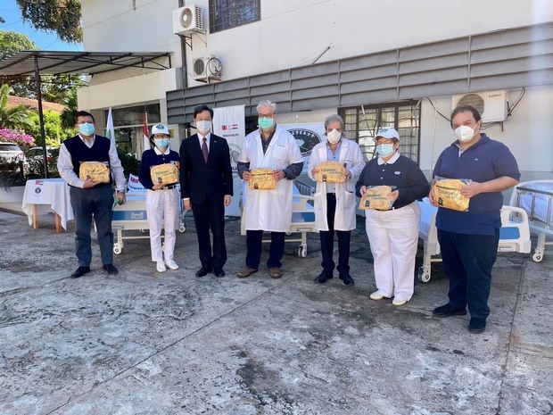 張自信轉贈僑委會提供的關懷防疫包，並提醒志工們前往醫療院所時務必注意自身安全防務。