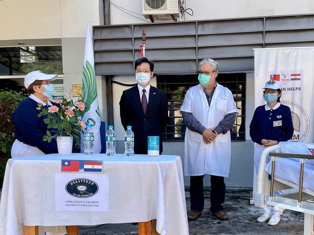 慈濟志工楊忍孌(右1)、Marta Delgado Meza（左1）代表捐贈病床，INERAM醫院院長Felipe Gonzalez(右2)代表接受，駐巴拉圭大使館公使張自信 (左2)應邀出席見證。