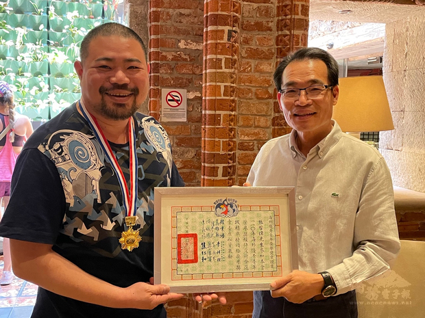 旅墨僑務顧問張哲偉獲選為華僑救國聯合總會文教基金會海外優秀青年