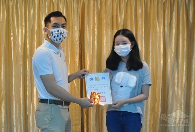 駐巴拉圭大使館僑務秘書廖建勛代表頒發校際硬筆字暨作文比賽獲獎同學獎狀及獎學金。