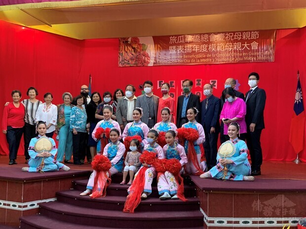 鄭大使伉儷與華僑總會理監事、歷任模範母親及舞蹈師生合影