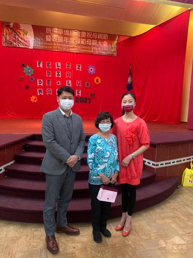 鄭大使伉儷致贈模範母親禮品