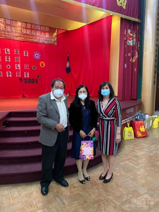 陳會長伉儷致贈模範母親禮物