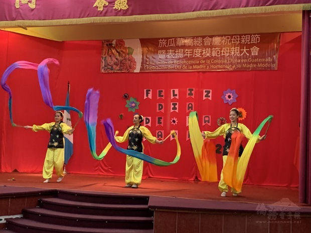 華僑總會華文班舞蹈組學生表演彩帶舞