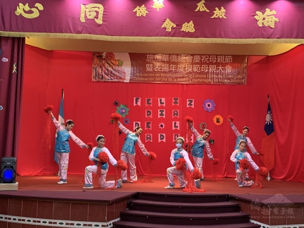華僑總會華文班舞蹈組學生表演彩球舞