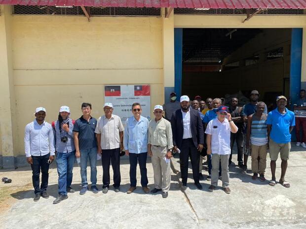 古大使文劍在駐海地技術團團部接待海國Quisqueya大學校長Jacky LUMARQUE