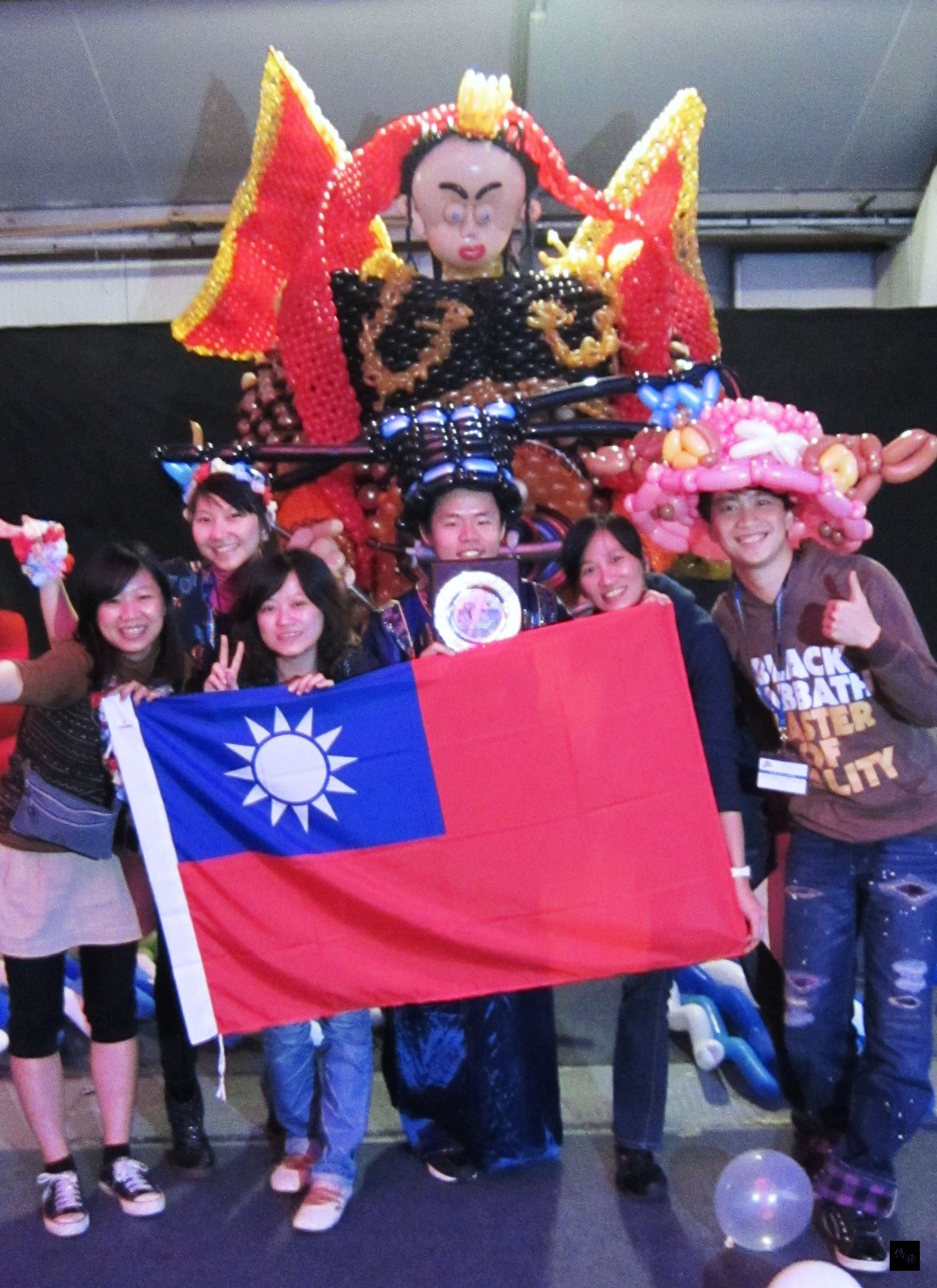 台灣氣球藝術家李承澔(右三),帶領「蝠氣球」藝術創作坊成員及社大學員參加義大利氣球藝術大賽(BACI),以作品「三太子」勇奪銀牌返回台北。
(中央社提供)