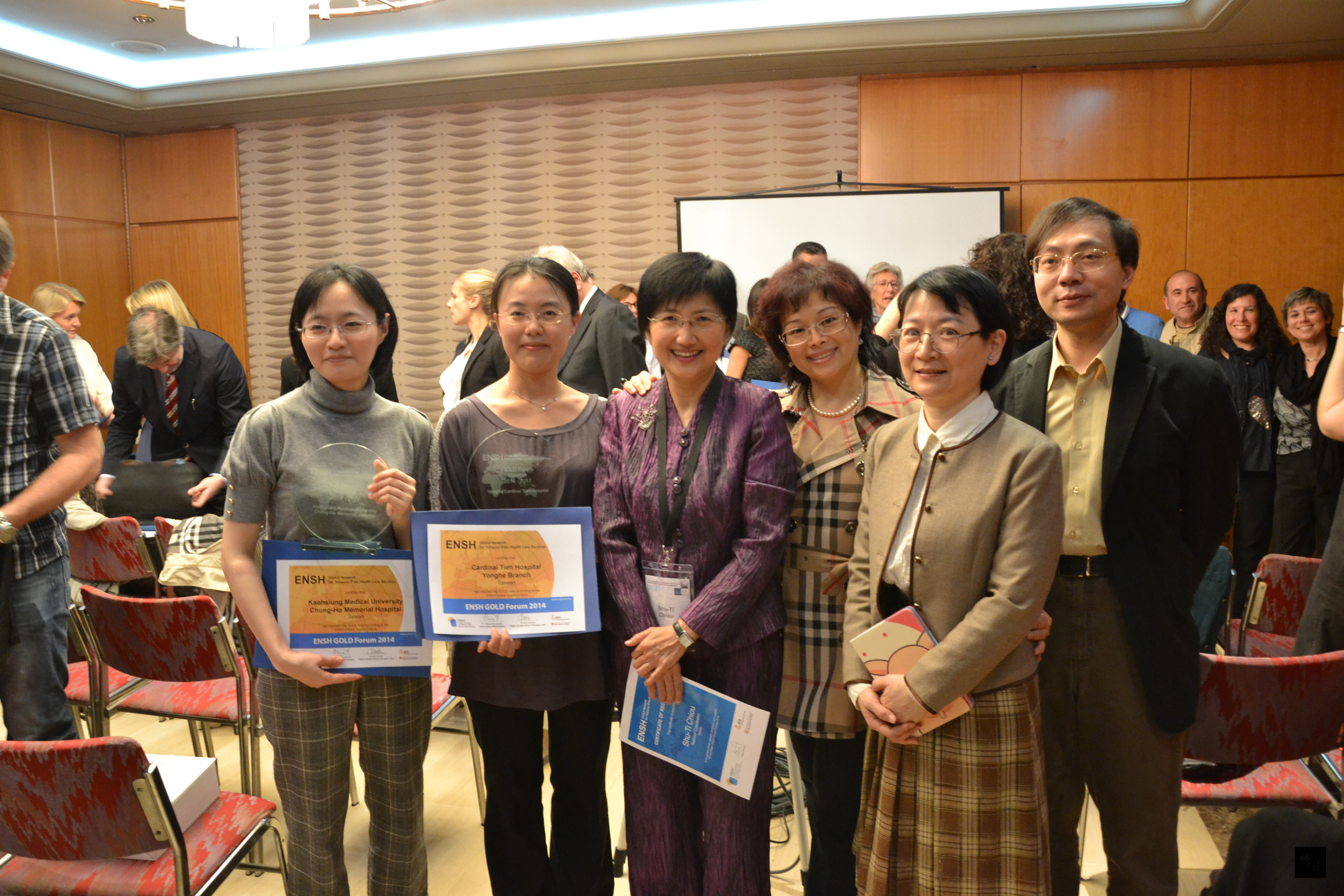 高醫大附設中和醫院及耕莘醫院今年獲全球無菸醫院國際金獎，分別由醫師林憶婷（左起）和洪淩鈺在西班牙領獎，並與衛福部國健署長邱淑媞合影。（中央社提供）